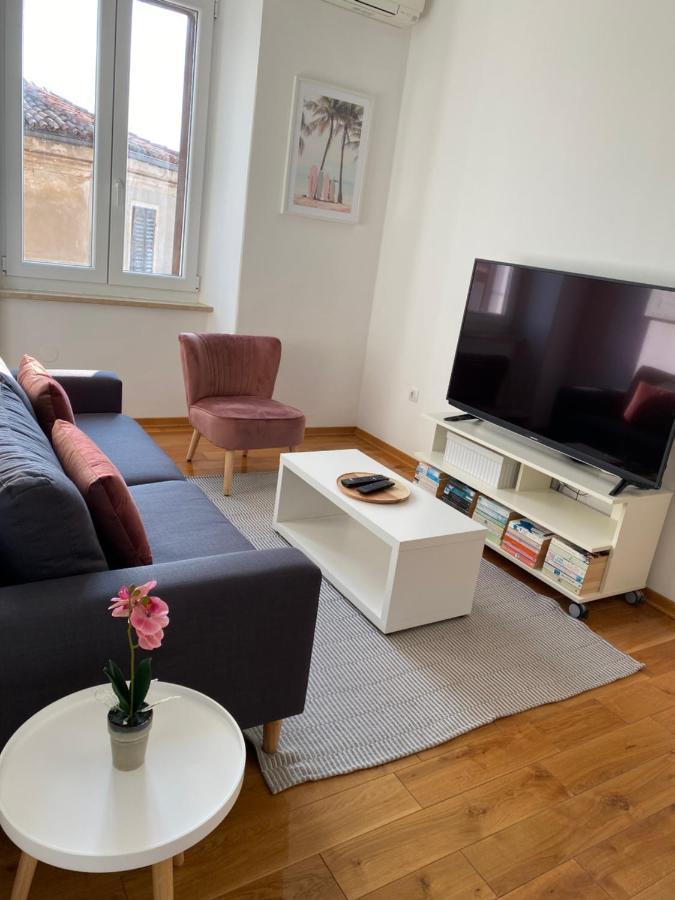 Sea View Flat In Central Pula Extérieur photo